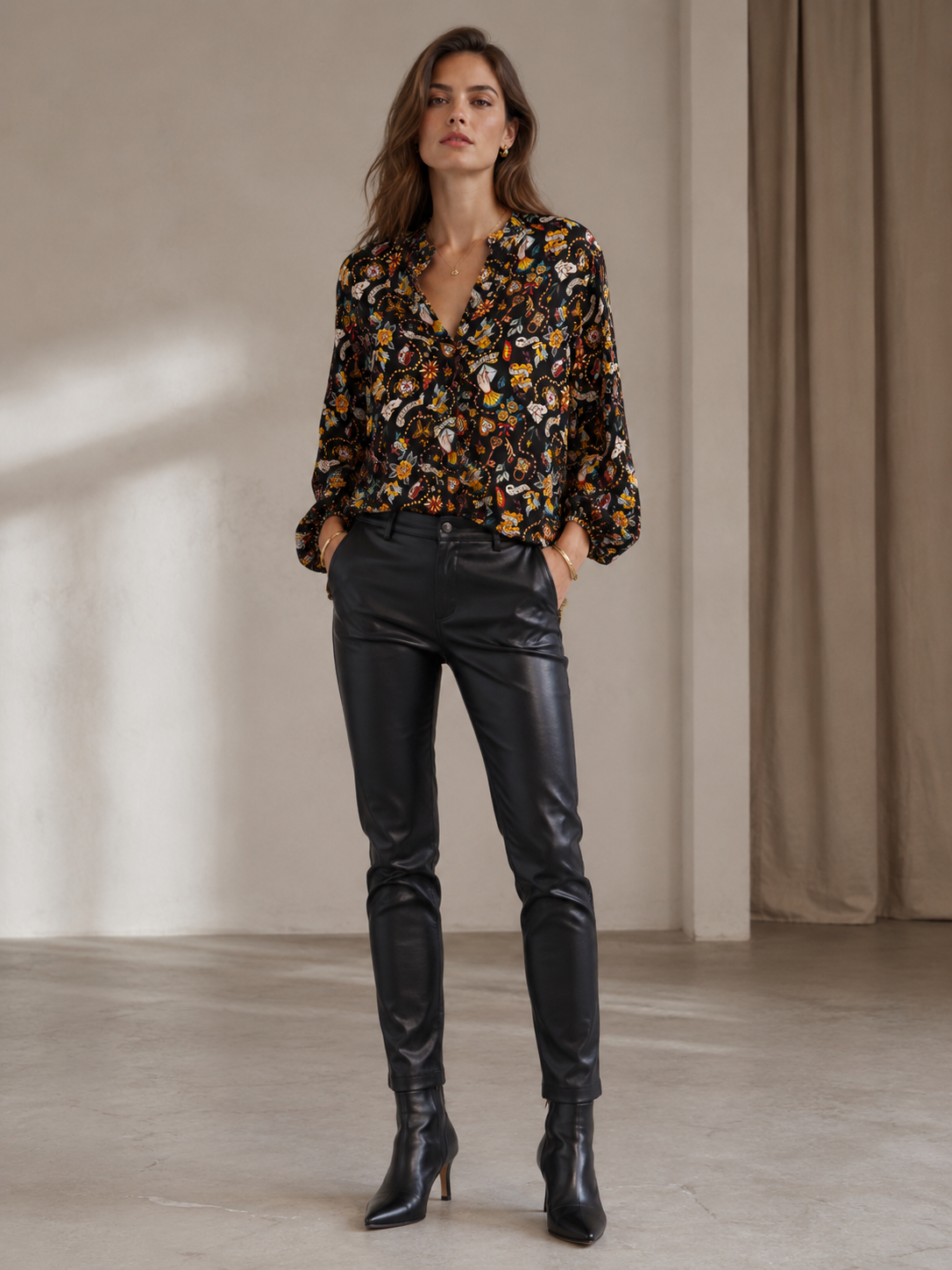 Statement-Bluse „Schwalben, Rosen, Herzen, Briefe“ Schwarz | Multicolor