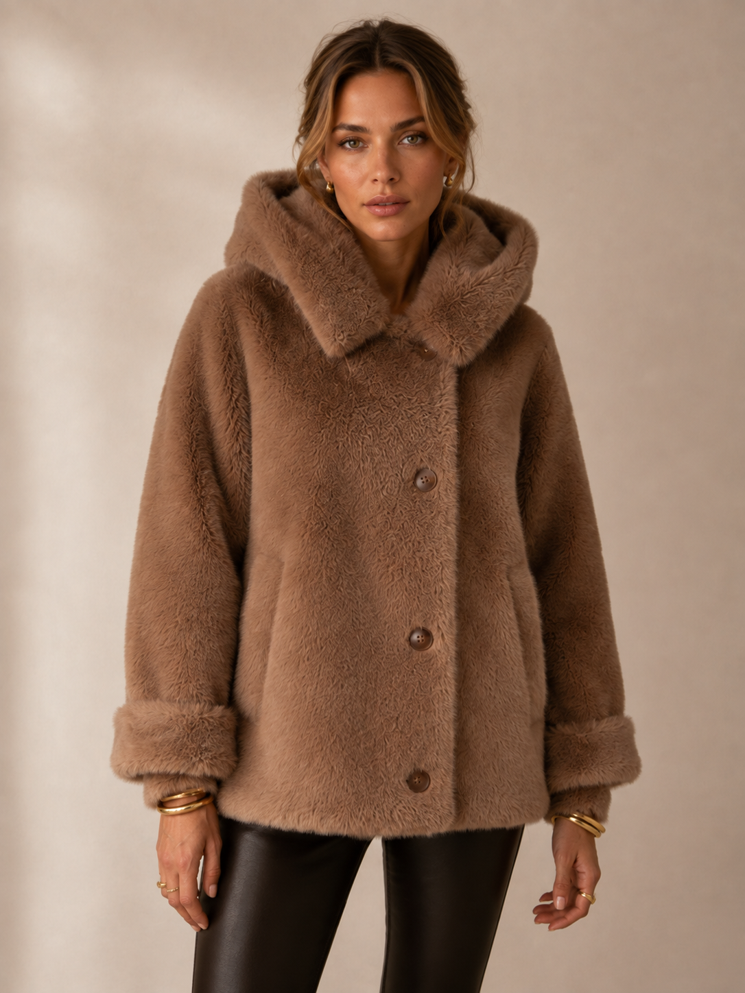 Artico Exklusive Kuschelige Fake-Fur-Jacke Taupe Braun - Lookbook-Impression