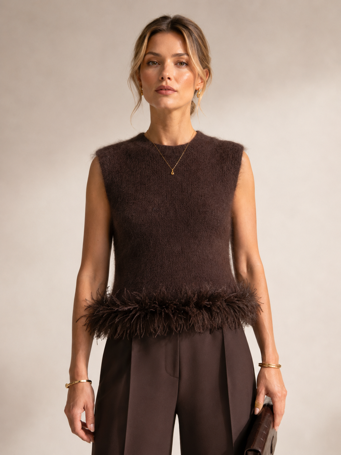 Blossom & Co. Statement-Strick-Top Federbesatz Schokobraun - Lookbook-Impression