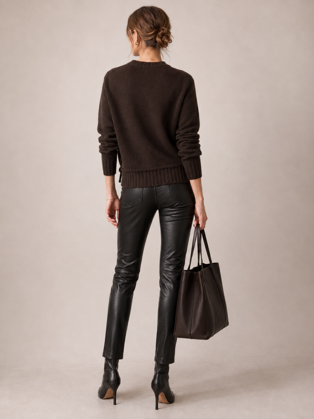 Blossom & Co. Zeitloser Kaschmir-Pullover Schleife Schokobraun - Textur & Detail