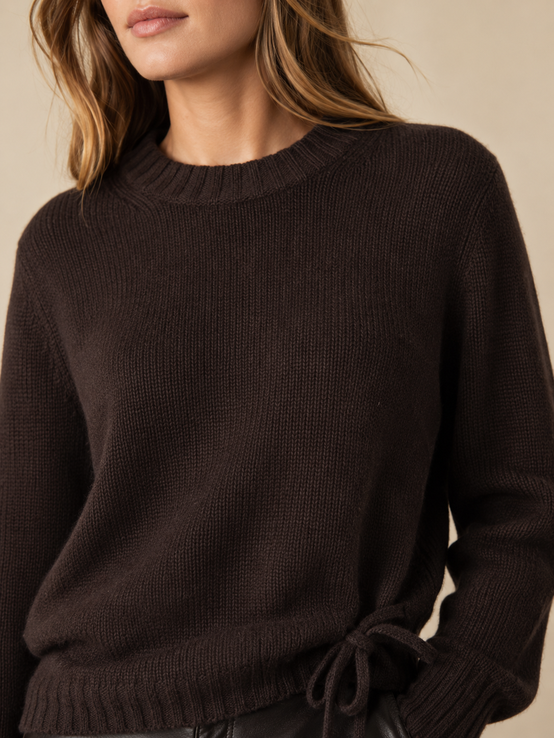 Blossom & Co. Zeitloser Kaschmir-Pullover Schleife Schokobraun - Lookbook-Impression