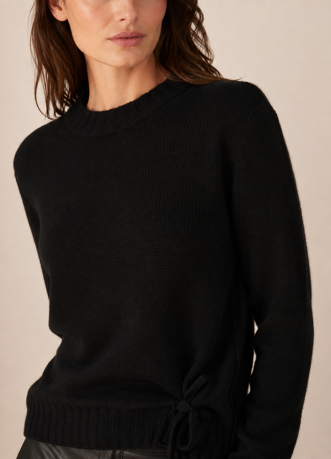 Blossom & Co. Zeitloser Kaschmir-Pullover Schleife Schwarz - Lookbook-Impression