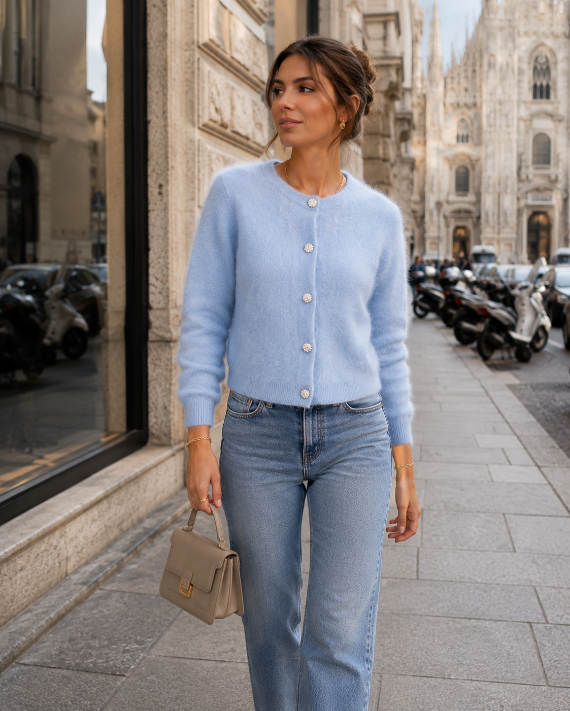 Flauschige Kaschmir-Strickjacke „Schmuckknöpfe“ Hellblau