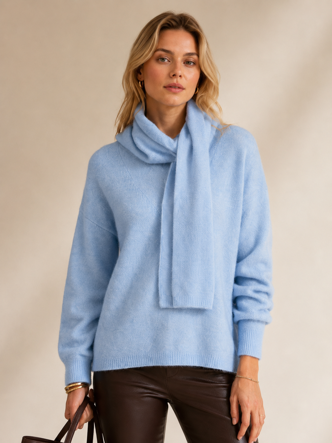 Blossom & Co. Pullover mit integriertem Schal Hellblau - Lookbook-Impression