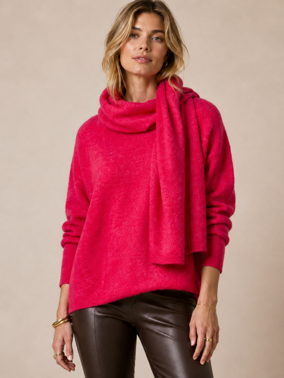 Blossom & Co. Pullover mit integriertem Schal Leuchtendem Pink (Hot Pink) - Lookbook-Impression