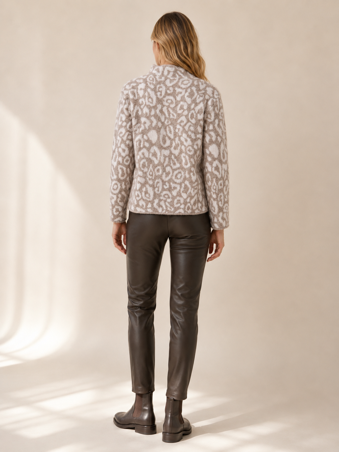 Animal-Print Pullover Taupe-Weiß-Farbgebung