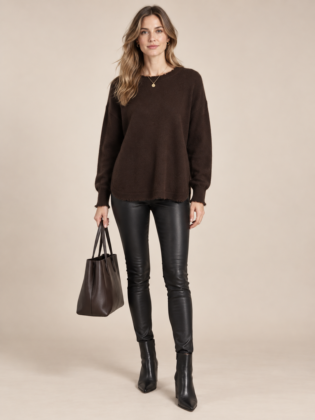 Blossom & Co. Kaschmir Signature Pullover Schokobraun - Editorial-Ansicht