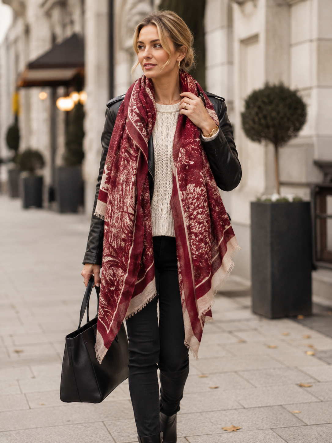 Blossom & Co. Kaschmir-Schal Toile-de-Jouy Wald-Motiv Creme Barolo-Rot - Lookbook-Impression