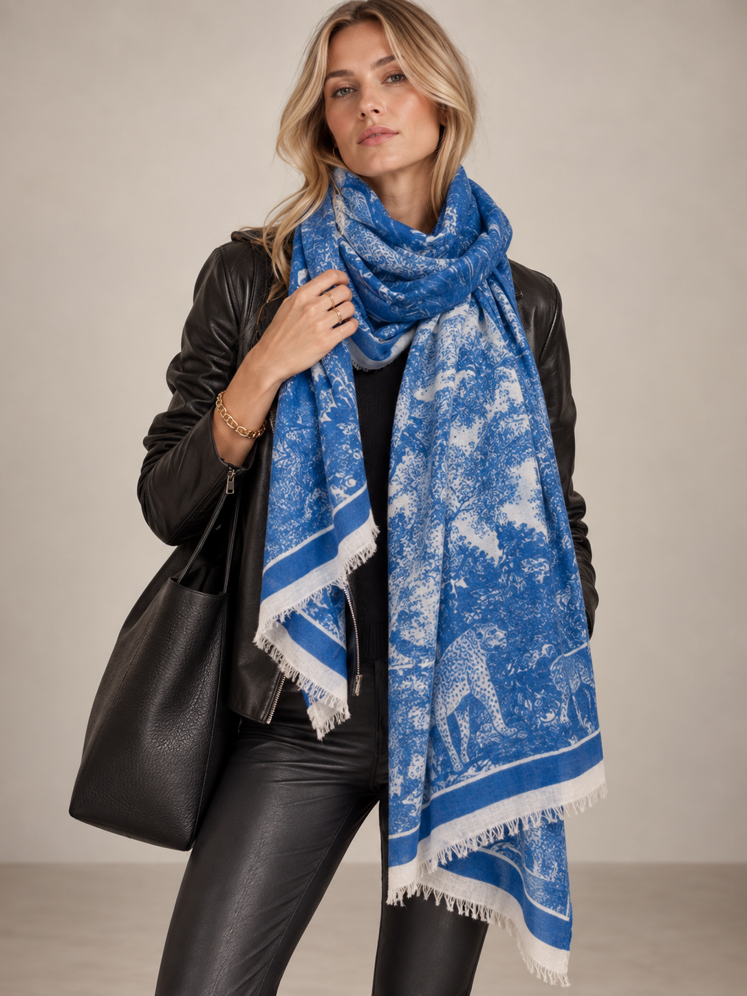 Blossom & Co. Kaschmir-Schal Toile-de-Jouy Wald-Motiv Creme Blau - Editorial-Ansicht