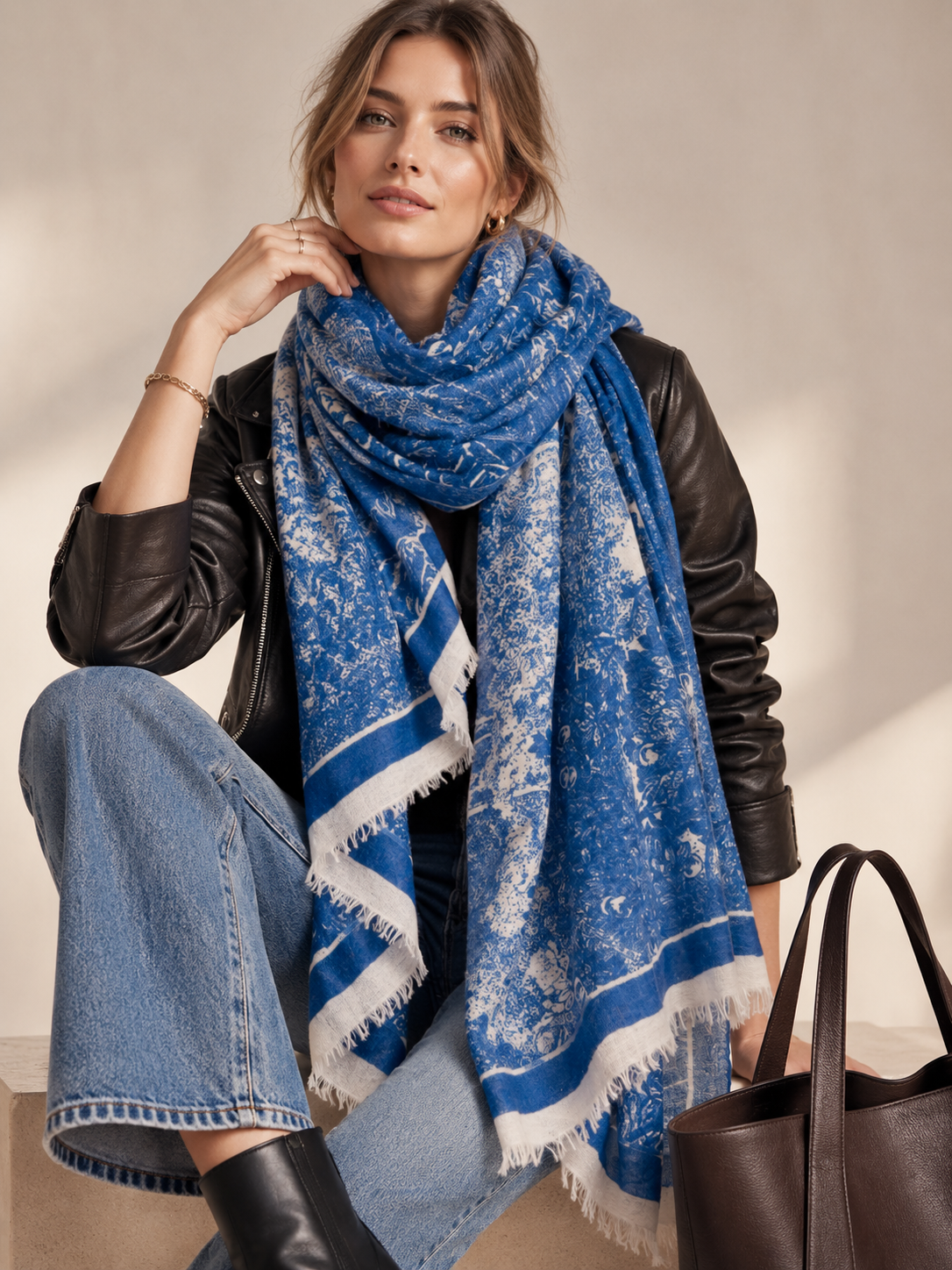 Blossom & Co. Kaschmir-Schal Toile-de-Jouy Wald-Motiv Creme Blau - Lookbook-Impression