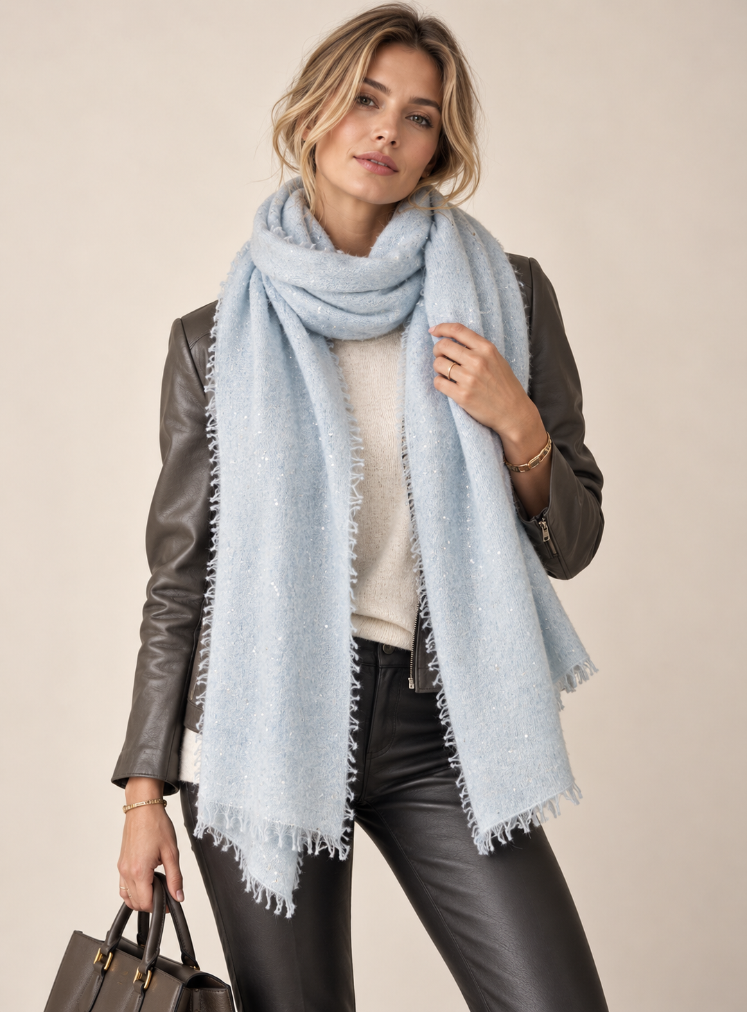Blossom & Co. Luxuriöser Schal Pailletten Eisblau - Editorial-Ansicht