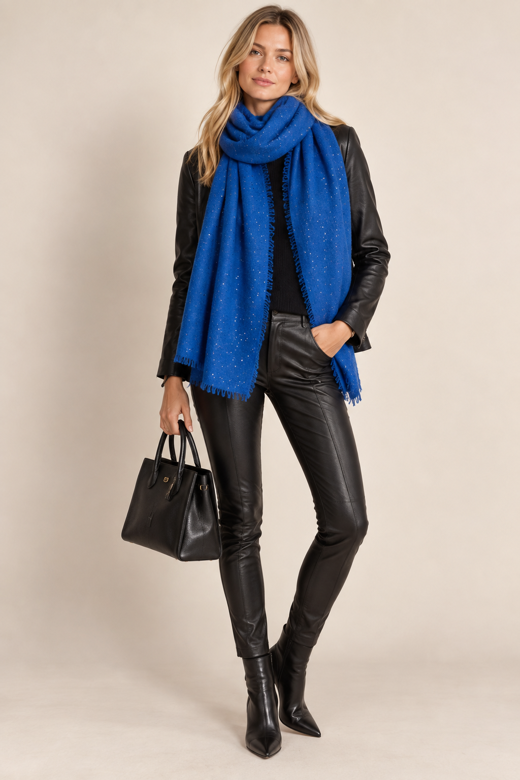 Blossom & Co. Luxuriöser Schal Pailletten Lapisblau - Editorial-Ansicht