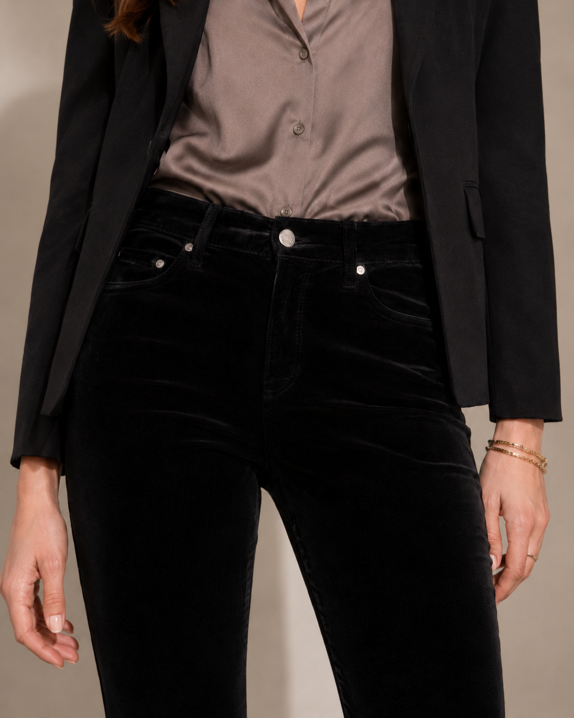 Cambio Retro-Charme Die Samtjeans Paris Flared Schwarz - Fashion-Statement