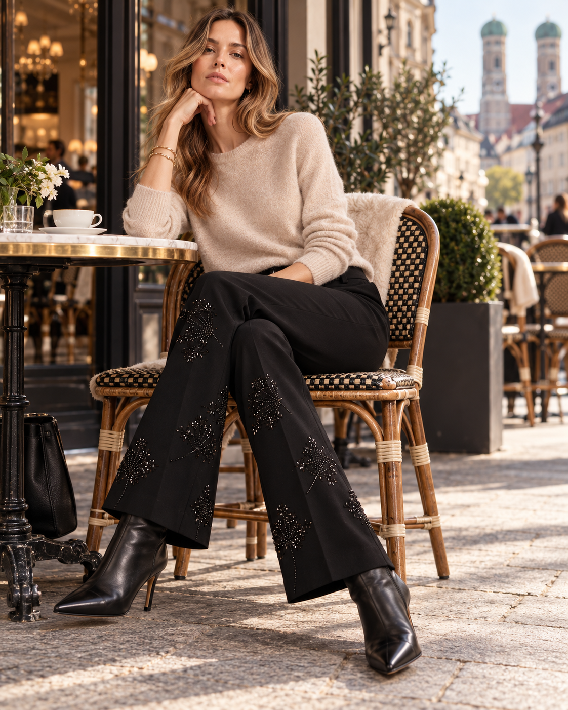 CAMBIO / DIE HOSE „FRANCOISE | Pailletten- und Perlen-Applikationen“ SCHWARZ / Cafeansicht
