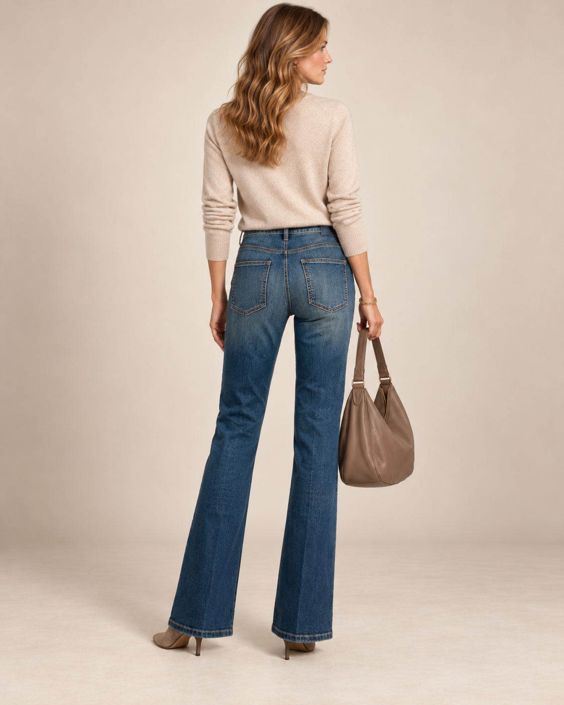 INDIVIDUELLE LÄSSIGKEIT UND CLEVERE DETAILS: DIE JEANS „FABIENNE POCKET“ VON CAMBIO / Rückansicht
