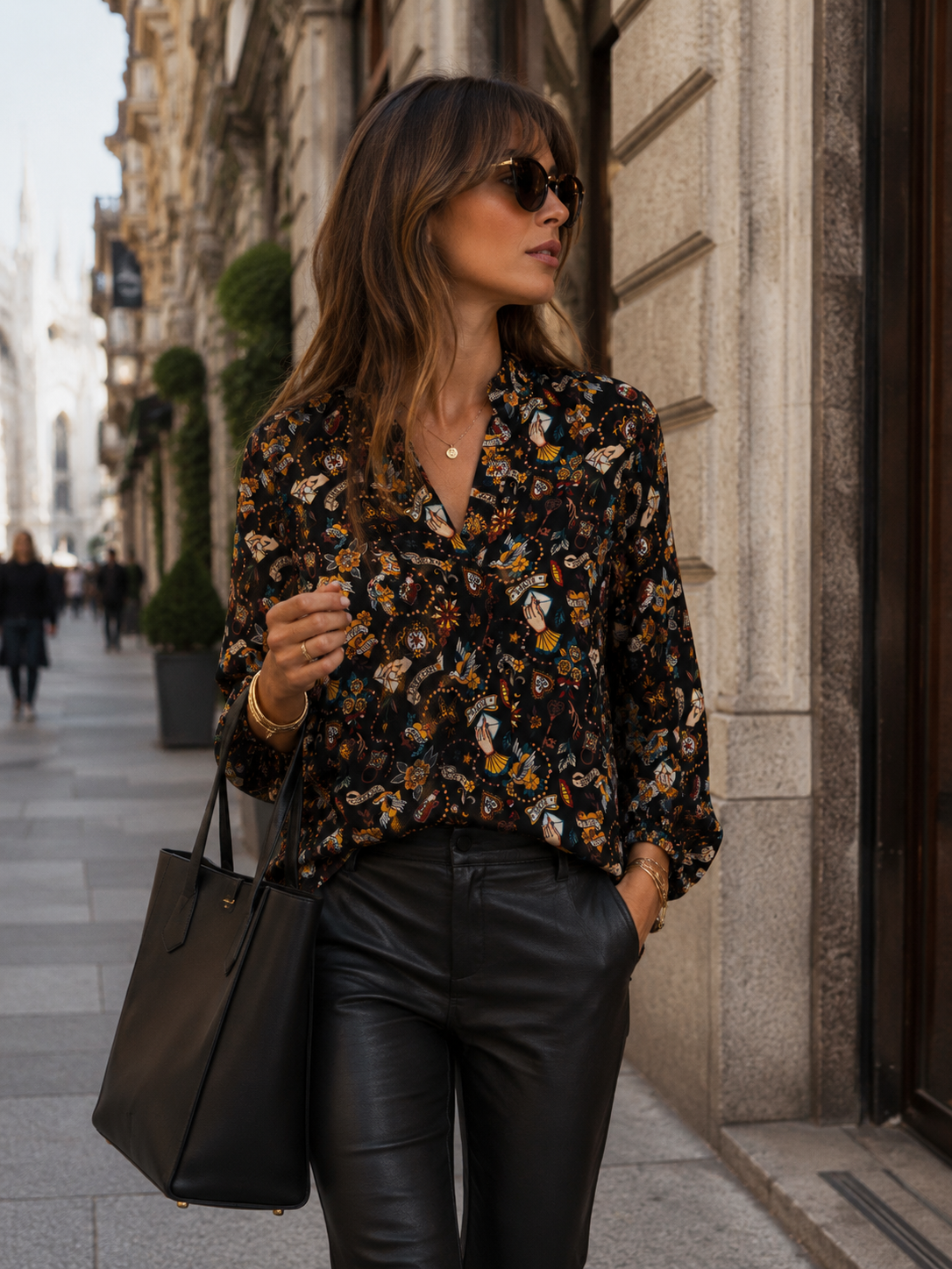 Statement-Bluse „Schwalben, Rosen, Herzen, Briefe“ Schwarz | Multicolor