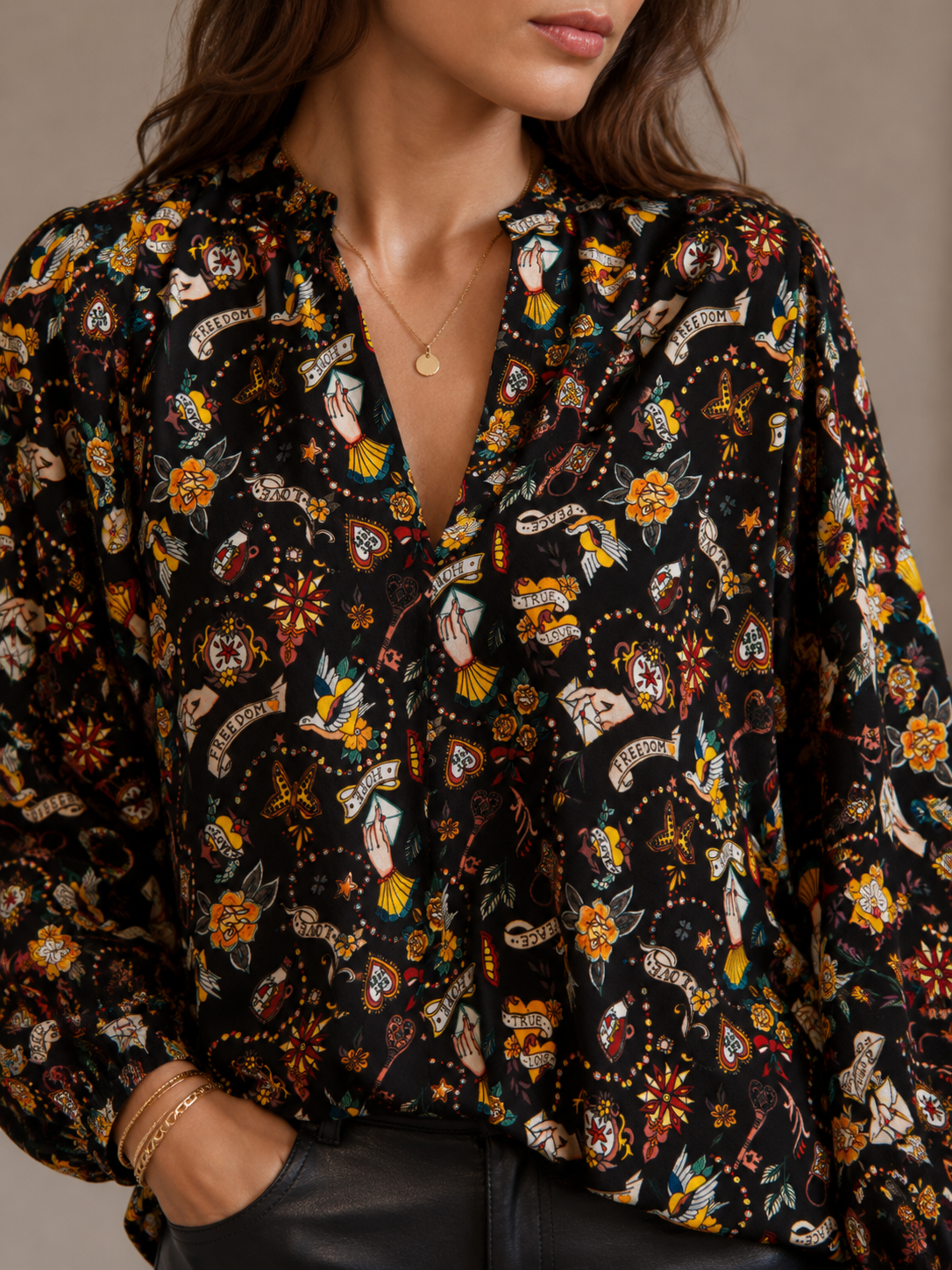 Statement-Bluse „Schwalben, Rosen, Herzen, Briefe“ Schwarz | Multicolor