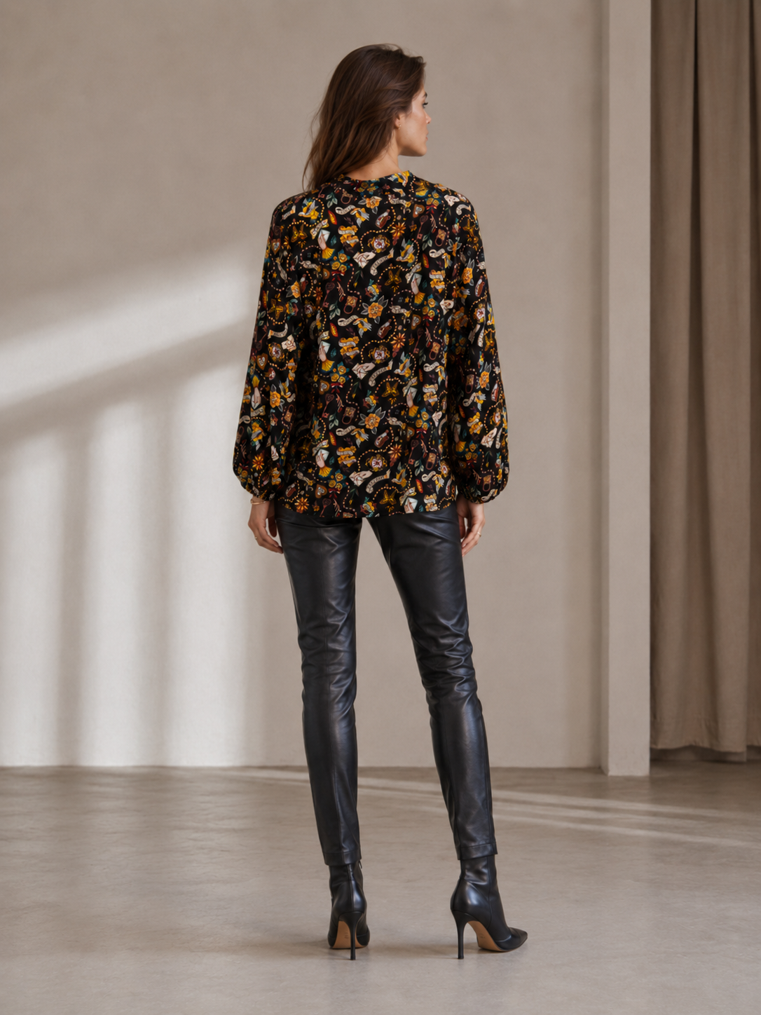 Statement-Bluse „Schwalben, Rosen, Herzen, Briefe“ Schwarz | Multicolor