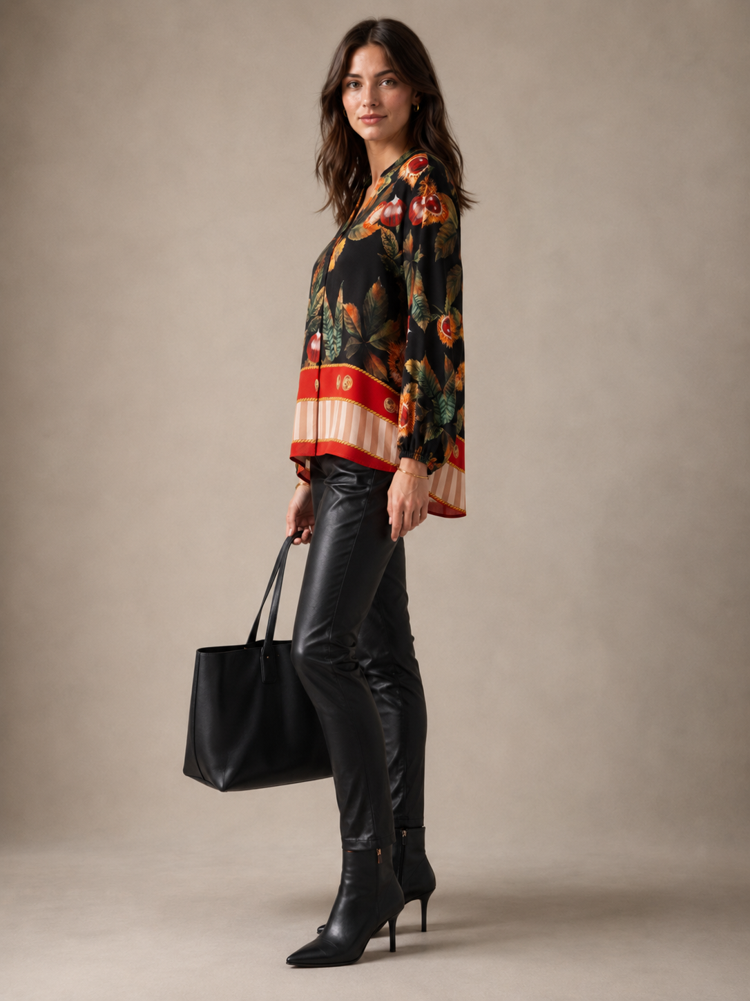 Statement-Bluse „Kastanien & Blätter“ Schwarz | Multicolor