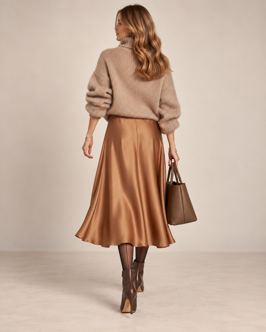 FLEUR / GOLDENER GLANZ: DER SATIN-MIDI-ROCK BEIGE-GOLD / Rückansicht