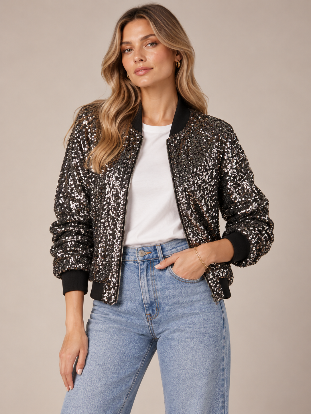 GLAMOUR TRIFFT AUF LÄSSIGKEIT: DIE PAILLETTEN-BOMBERJACKE VON GRACE / Zoomansicht