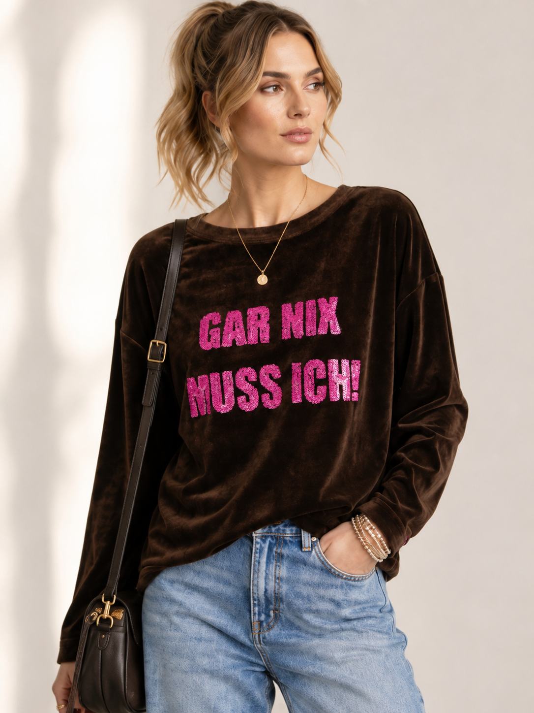 Samt-Sweatshirt „Gar nix muss ich!“ Braun | Pink