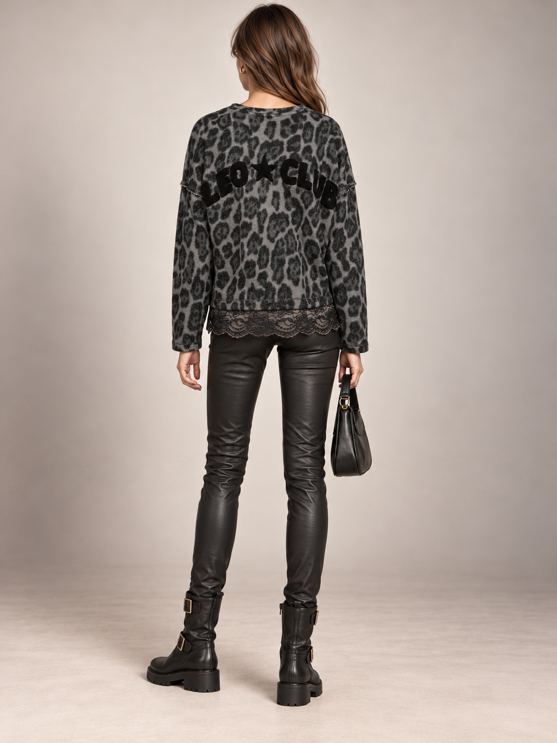 WILDER CHARME TRIFFT AUF GLAMOUR: DAS SWEATSHIRT „LEO CLUB“ VON GRACE / Rückansicht