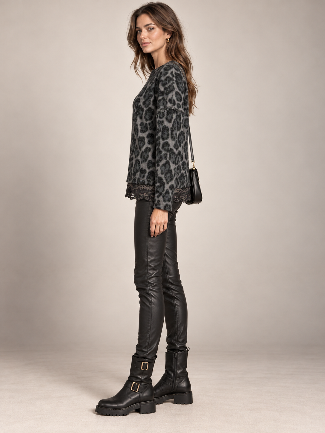 WILDER CHARME TRIFFT AUF GLAMOUR: DAS SWEATSHIRT „LEO CLUB“ VON GRACE / Seitenansicht
