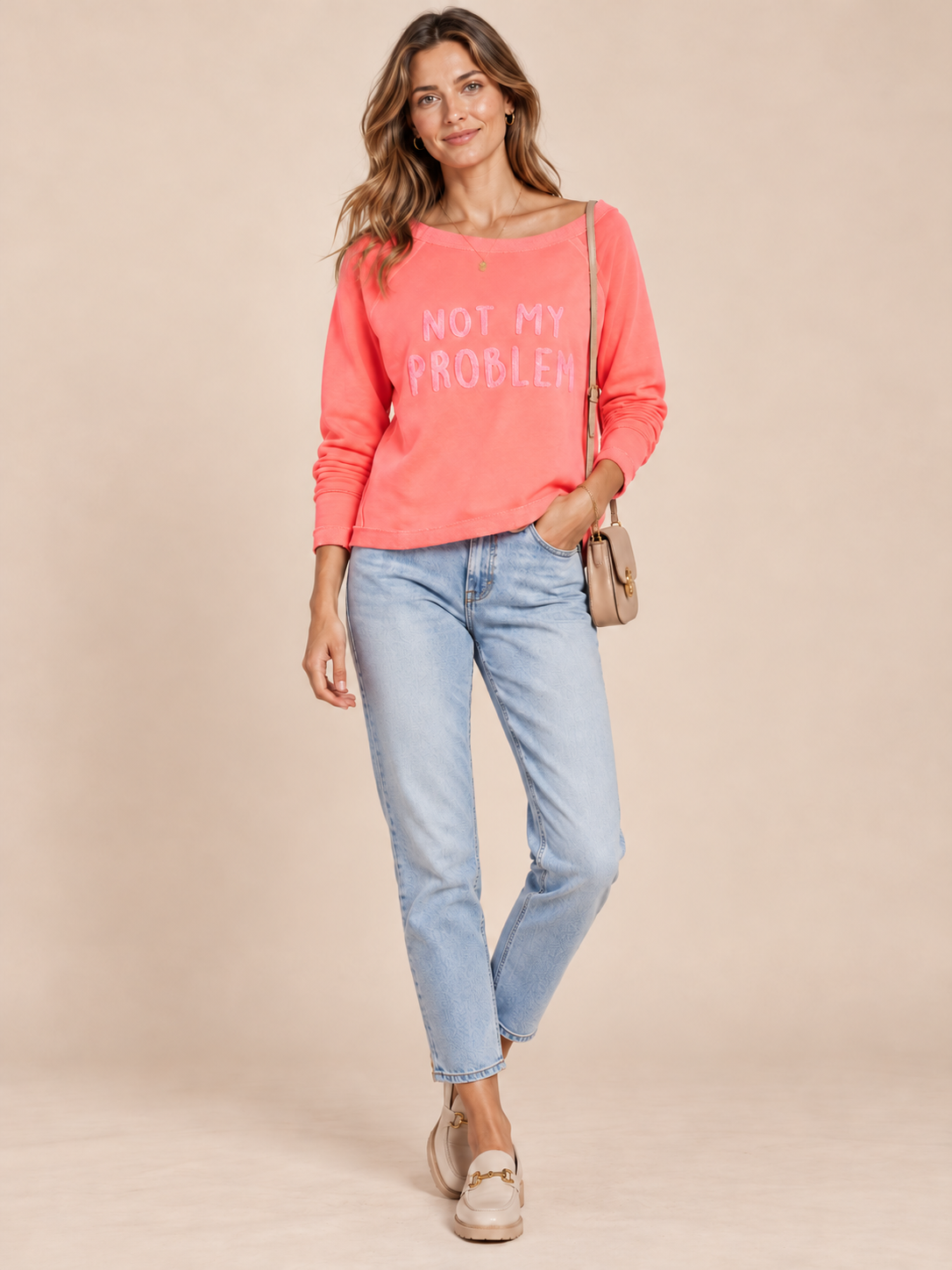 LEUCHTENDE FARBE UND SELBSTBEWUSSTES STATEMENT: DAS LÄSSIGE SWEATSHIRT „NOT MY PROBLEM“ VON GRACE / Frontansicht