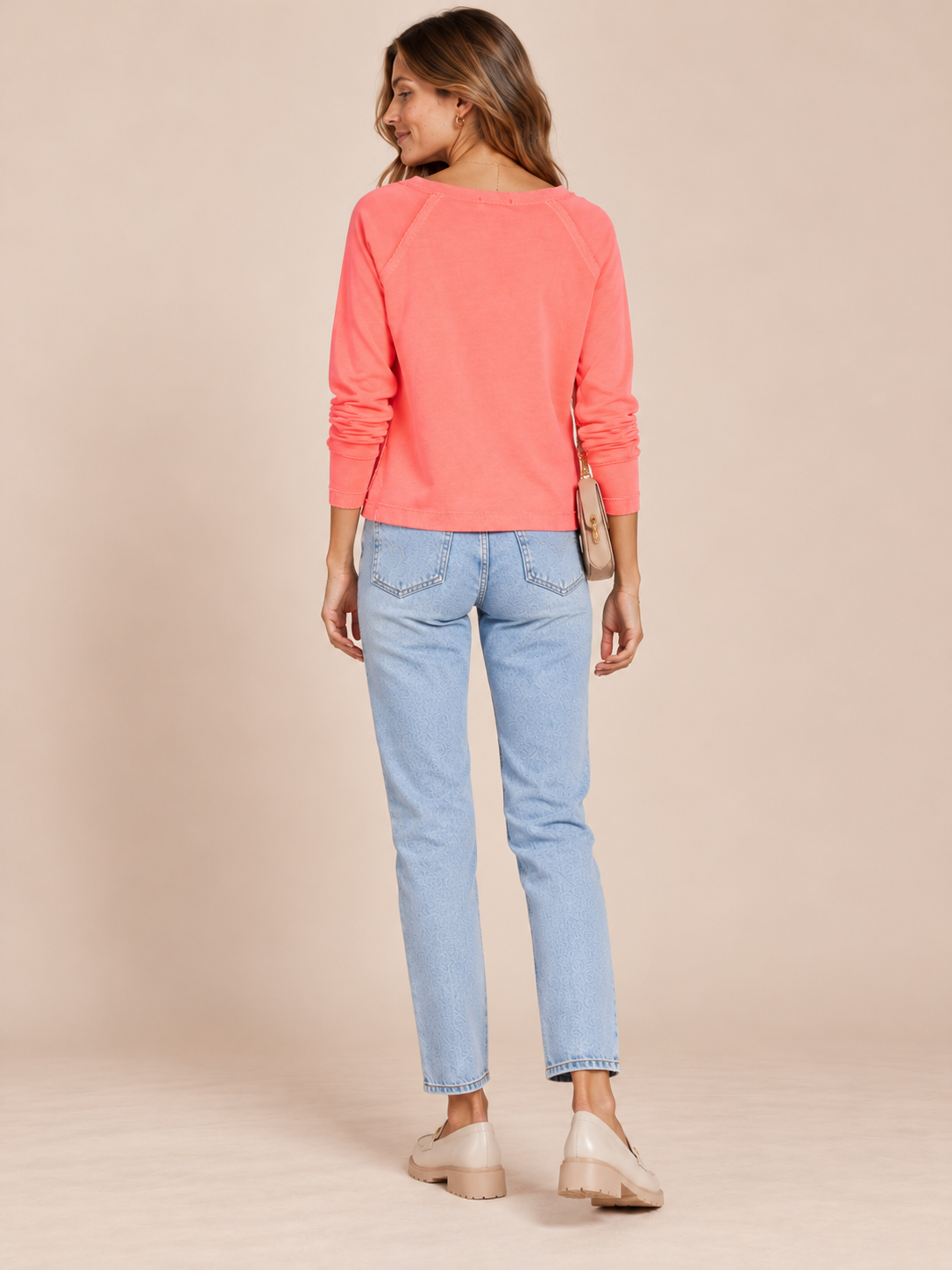 LEUCHTENDE FARBE UND SELBSTBEWUSSTES STATEMENT: DAS LÄSSIGE SWEATSHIRT „NOT MY PROBLEM“ VON GRACE / Rückansicht