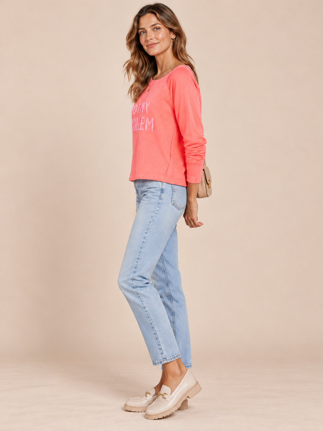 LEUCHTENDE FARBE UND SELBSTBEWUSSTES STATEMENT: DAS LÄSSIGE SWEATSHIRT „NOT MY PROBLEM“ VON GRACE / Seitenansicht