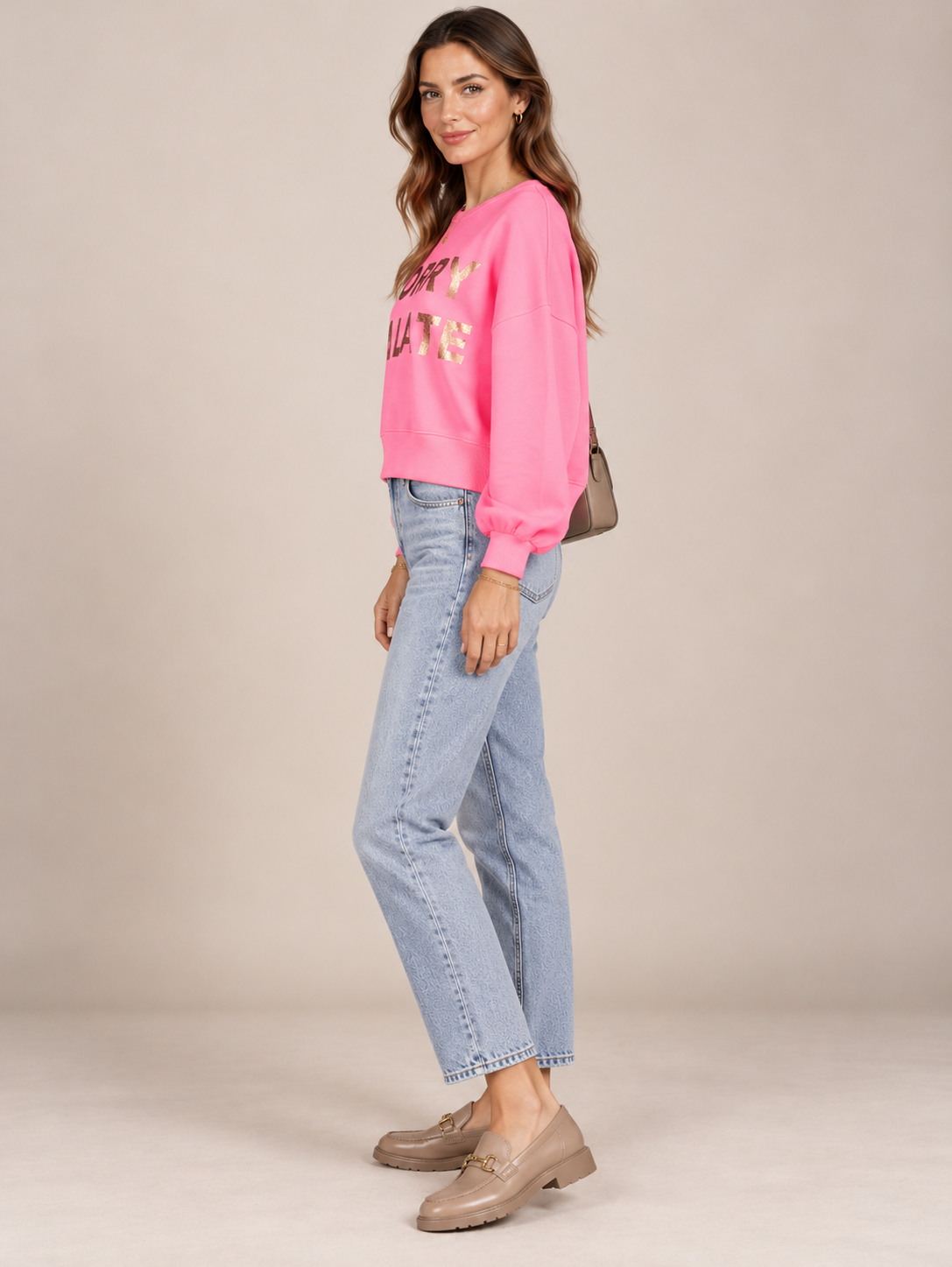 EIN LEUCHTENDES STATEMENT: DAS NEON-SWEATSHIRT „SORRY I'M LATE“ VON GRACE / Seitenansicht