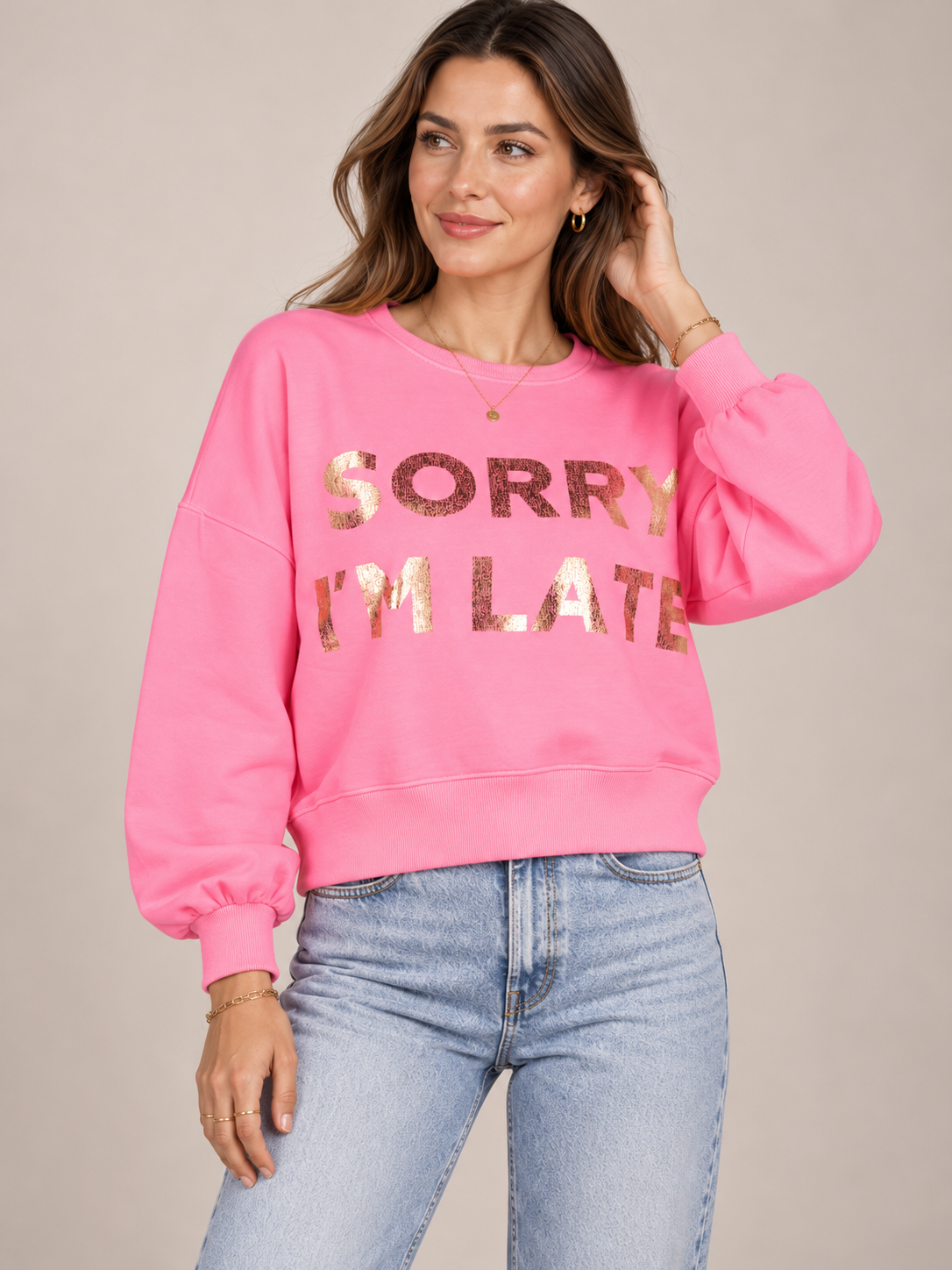 EIN LEUCHTENDES STATEMENT: DAS NEON-SWEATSHIRT „SORRY I'M LATE“ VON GRACE / Zoomansicht