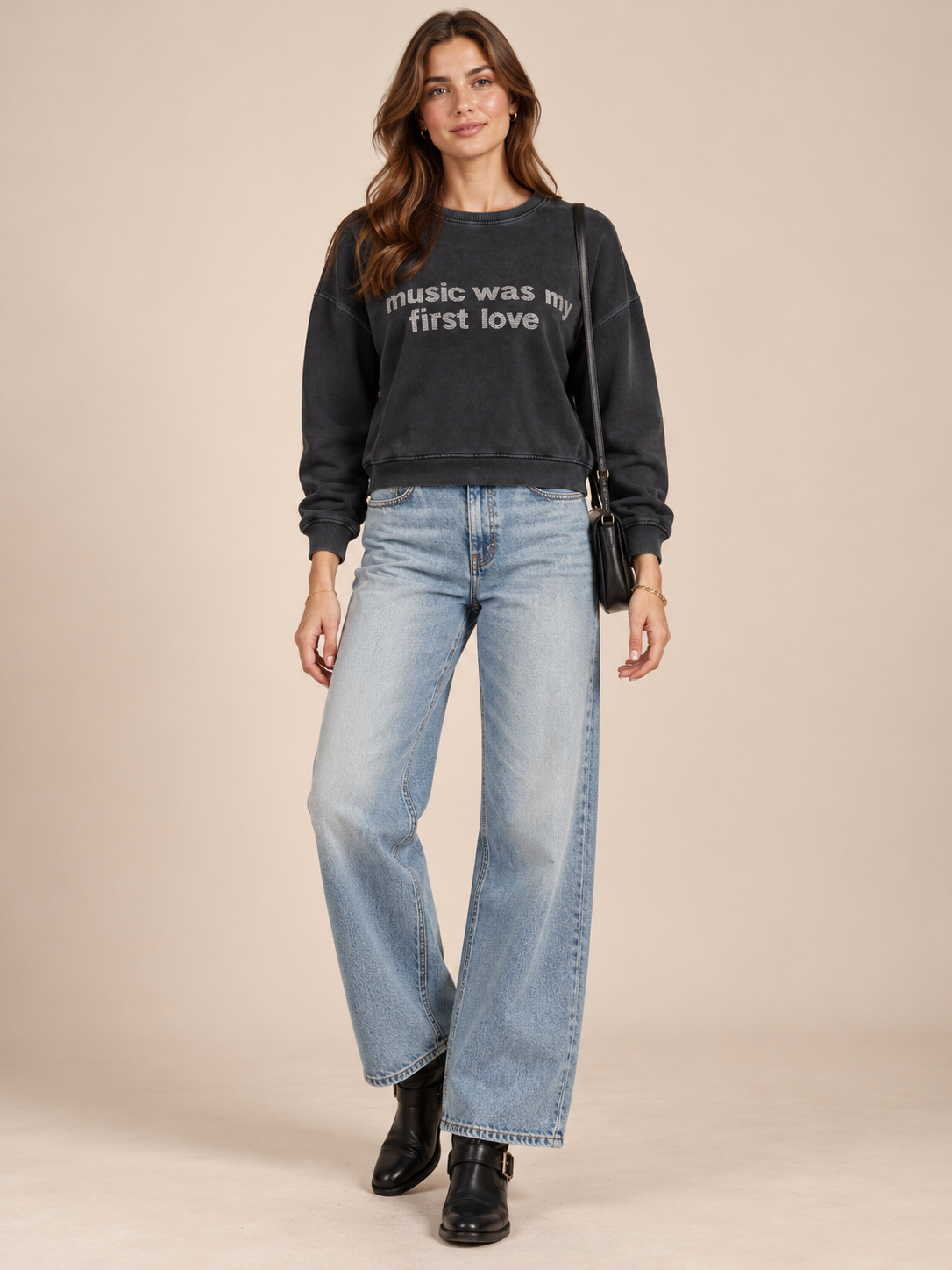 ROCKIGER VINTAGE-CHARME TRIFFT AUF STATEMENT-GLAMOUR: DAS SWEATSHIRT „MUSIC WAS MY FIRST LOVE“ VON GRACE / Frontansicht