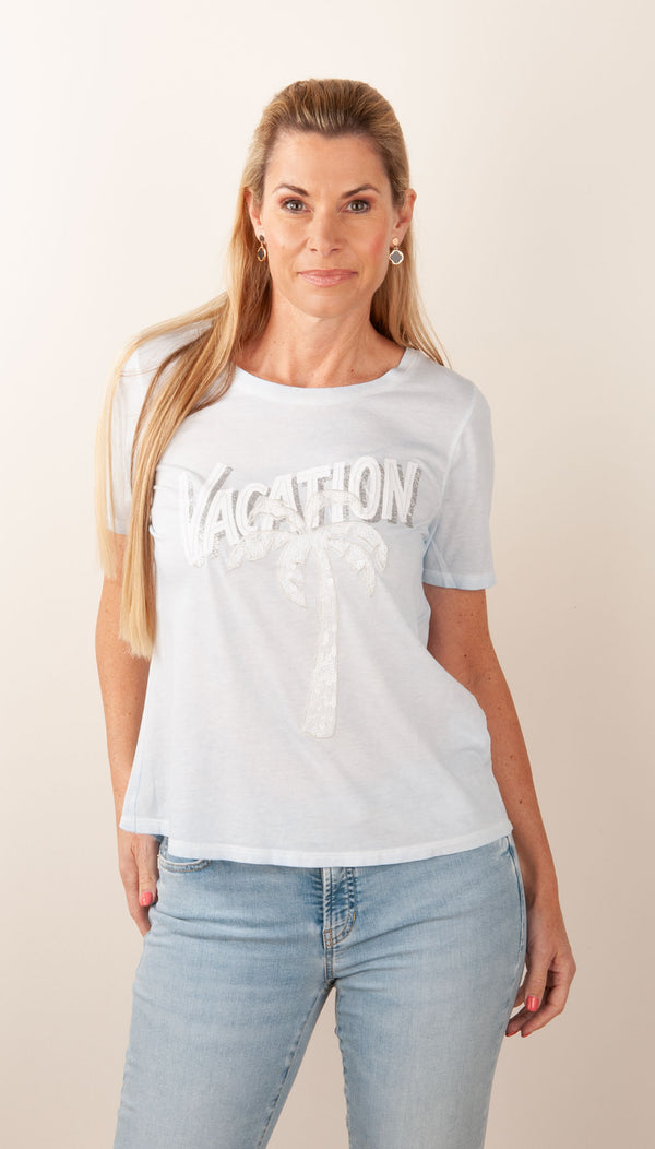 T-Shirt „Vacation“ Hellblau | Weiß