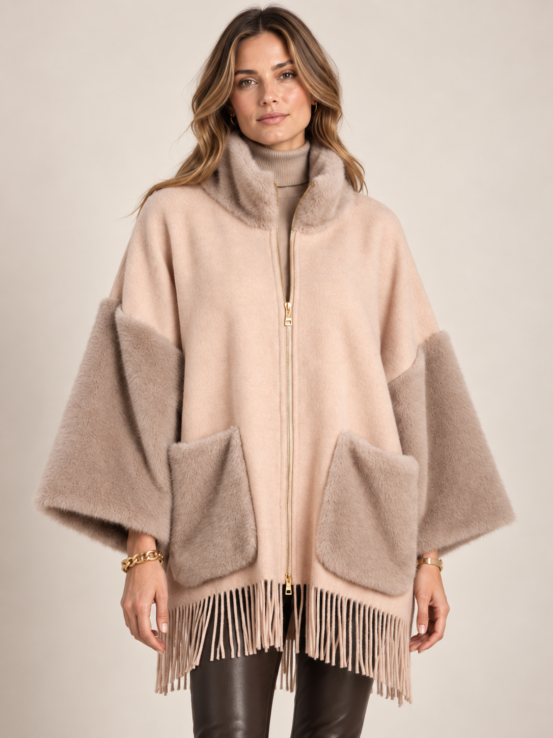 Herno Kuschelige Eleganz Statement-Cape-Jacke Beige - Lookbook-Impression