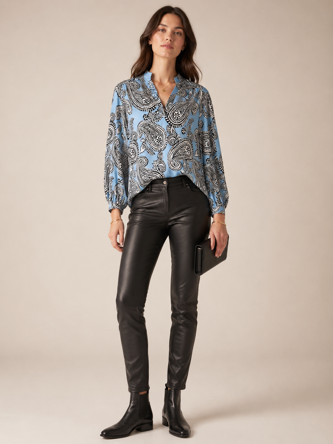 Seidenbluse „Paisley“ Hellblau | Schwarz | Weiß