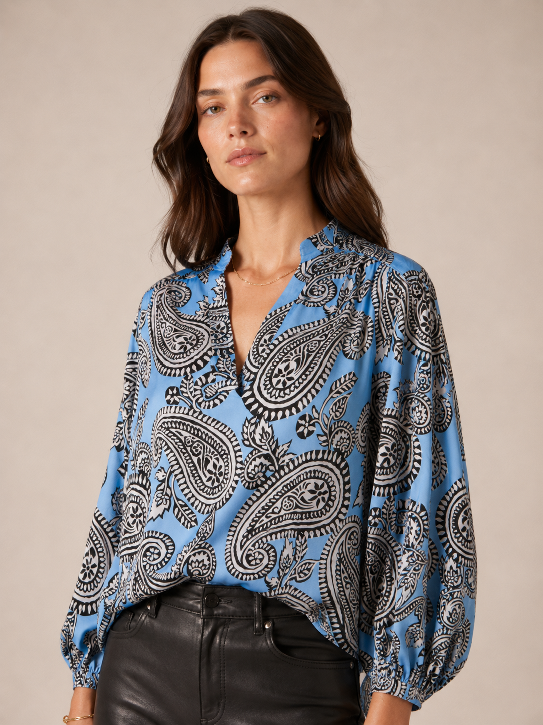 Seidenbluse „Paisley“ Hellblau | Schwarz | Weiß