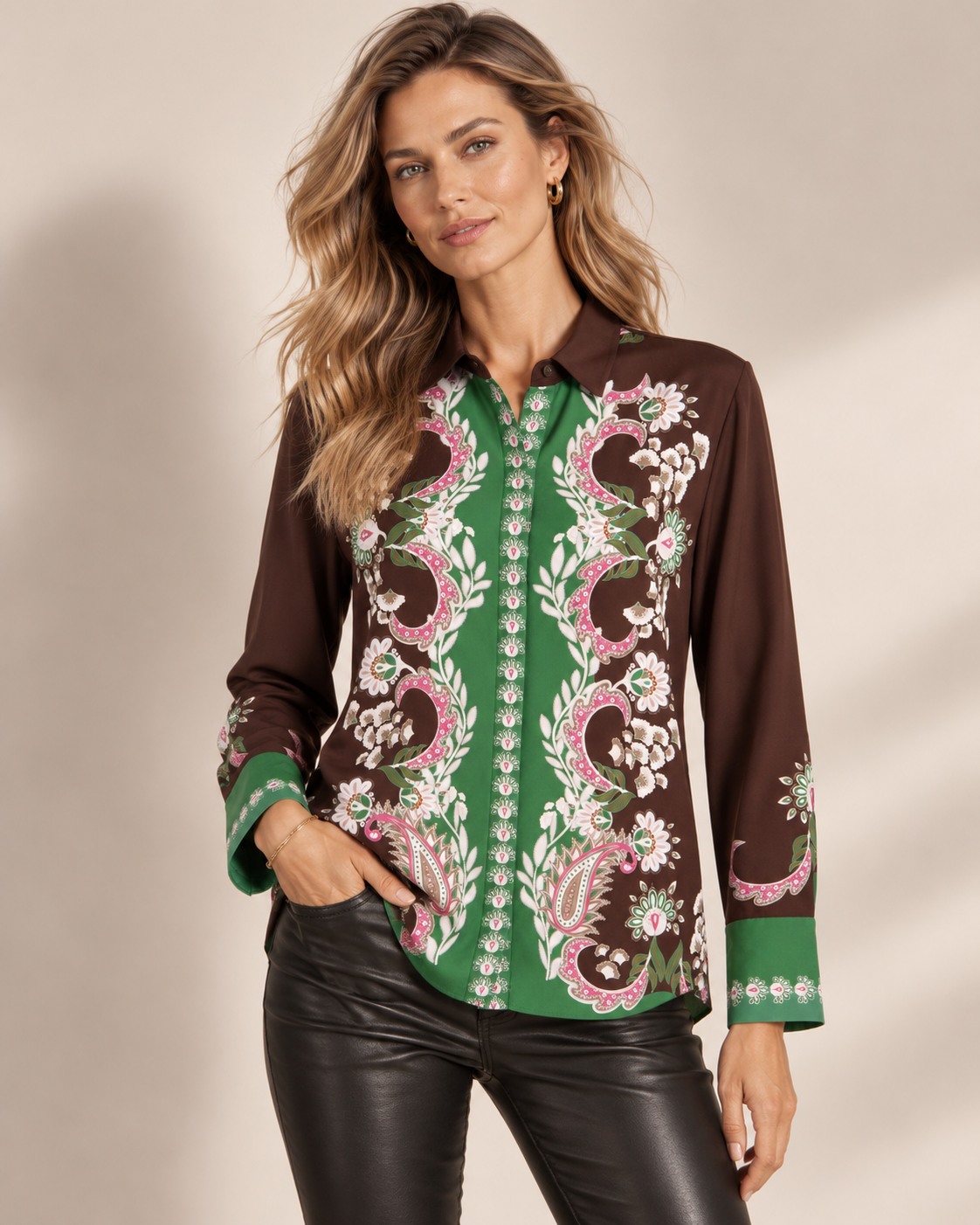 FARBENFROHE RAFFINESSE UND SEIDIGER LUXUS: DIE STATEMENT-BLUSE VON HERZENS / ZOOMANSICHT STUDIO GRÜNWALD
