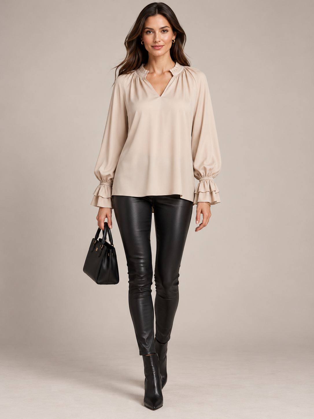 ZARTE SEIDENELEGANZ UND FEMININE RAFFINESSE: DIE BLUSE „ELLA“ VON HERZENS / Frontansicht