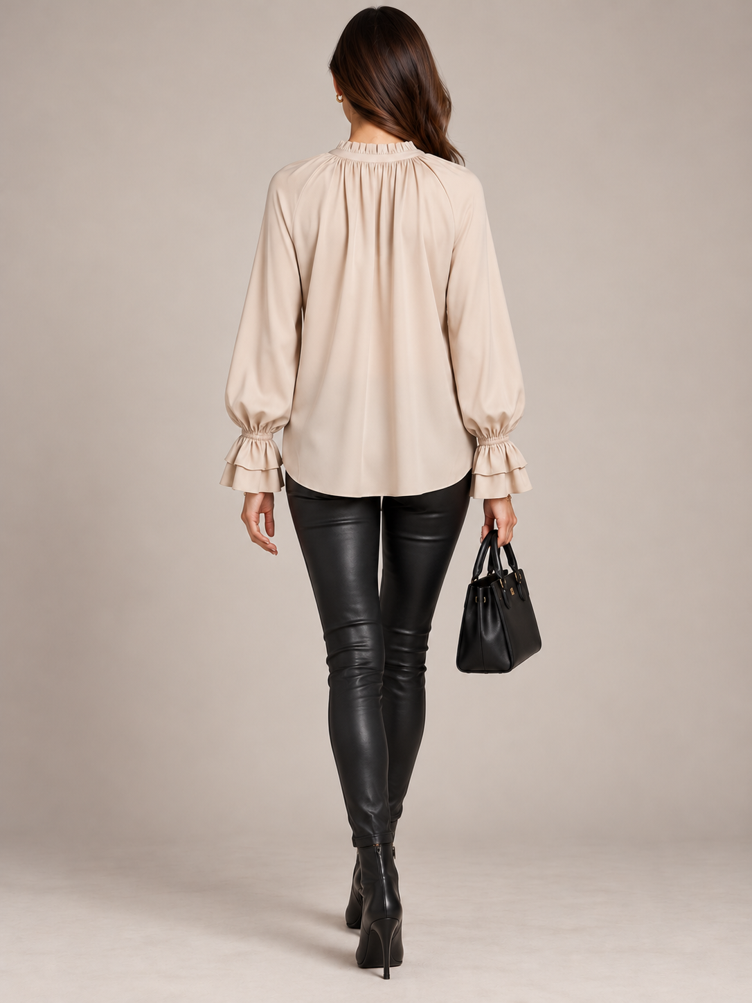 ZARTE SEIDENELEGANZ UND FEMININE RAFFINESSE: DIE BLUSE „ELLA“ VON HERZENS / Rückansicht