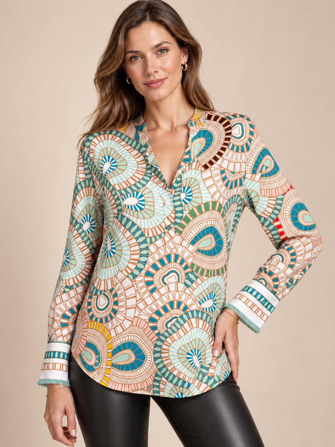 FARBENFROHE ELEGANZ UND SEIDIGER LUXUS: DIE STATEMENT-BLUSE VON HERZENS / Zoomansicht