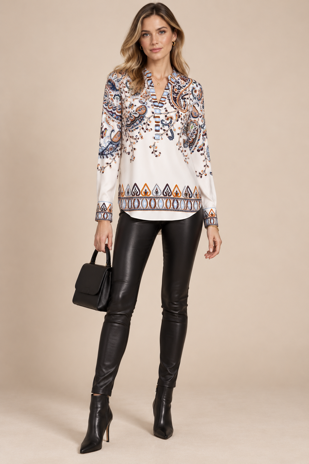 FARBENFROHE ELEGANZ UND HÖCHSTER TRAGEKOMFORT: DIE SEIDENBLUSE MIT PAISLEY-PRINT VON HERZENS / Frontansicht