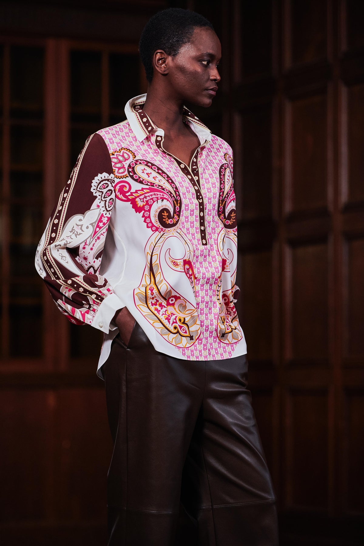 Die Ausdrucksstarke Seidenbluse „Paisley“ Pink | Braun | Weiß / Studiozoom