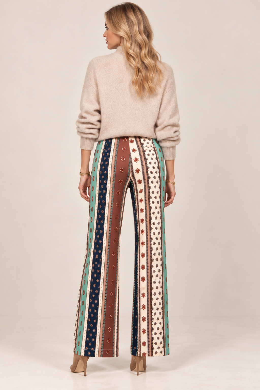 LEBENDIGE MUSTER UND HÖCHSTER KOMFORT: DIE MULTICOLOR-STREIFENHOSE VON HERZENS / Rückansicht