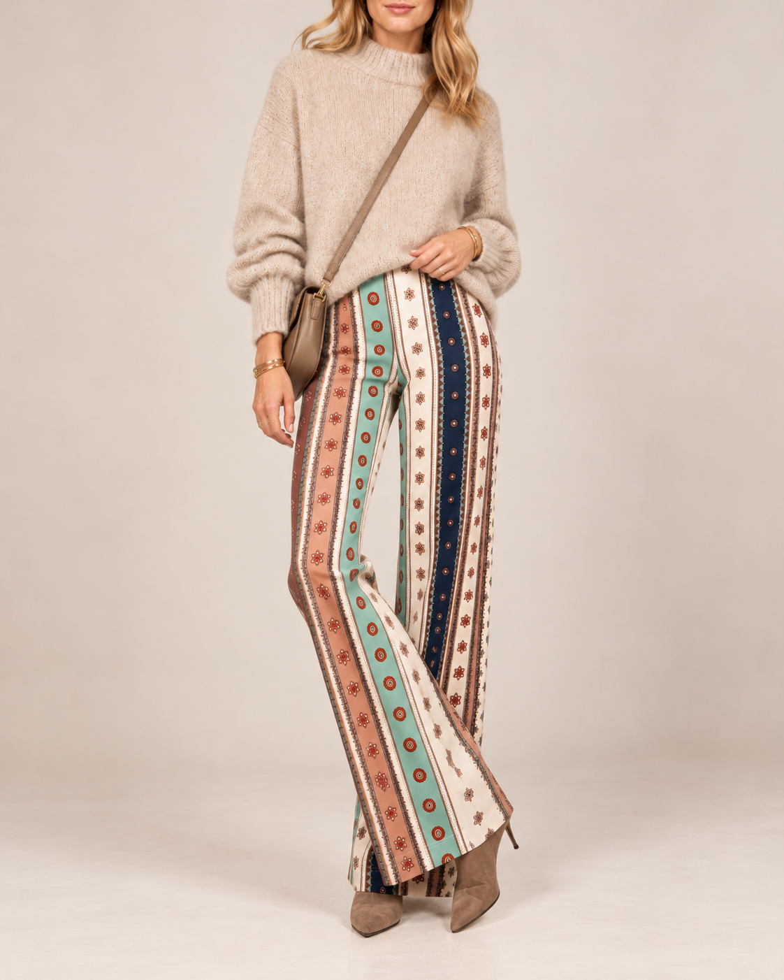 LEBENDIGE MUSTER UND HÖCHSTER KOMFORT: DIE MULTICOLOR-STREIFENHOSE VON HERZENS / Zoomansicht Studio Grünwald