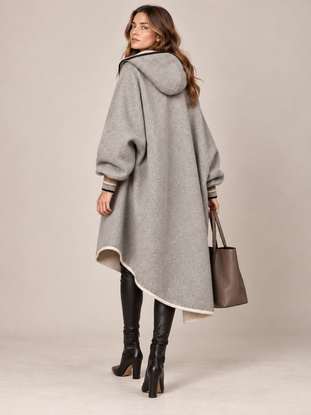 La Couverture // Komfort Kimono-Mantel „Italienische Handwerkskunst“ Grau | Creme / Rückansicht