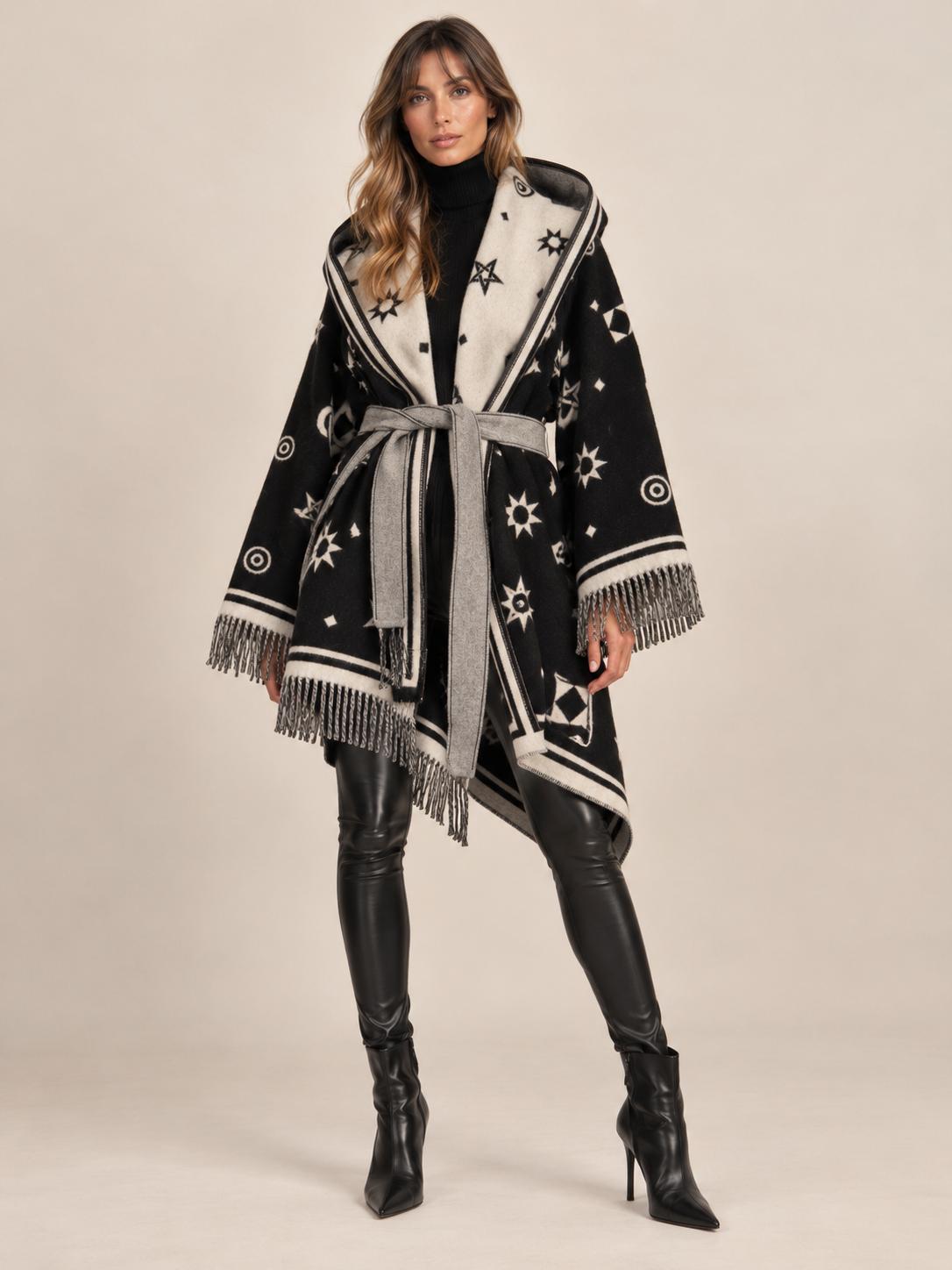 La Couverture // Statement-Poncho-Jacke „Symmetrisches Muster“ Schwarz / Creme / Frontansicht