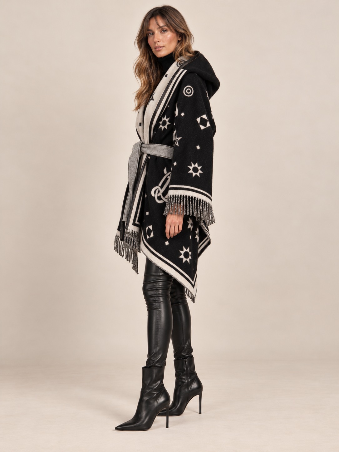 La Couverture // Statement-Poncho-Jacke „Symmetrisches Muster“ Schwarz / Creme / Seitenansicht Studio