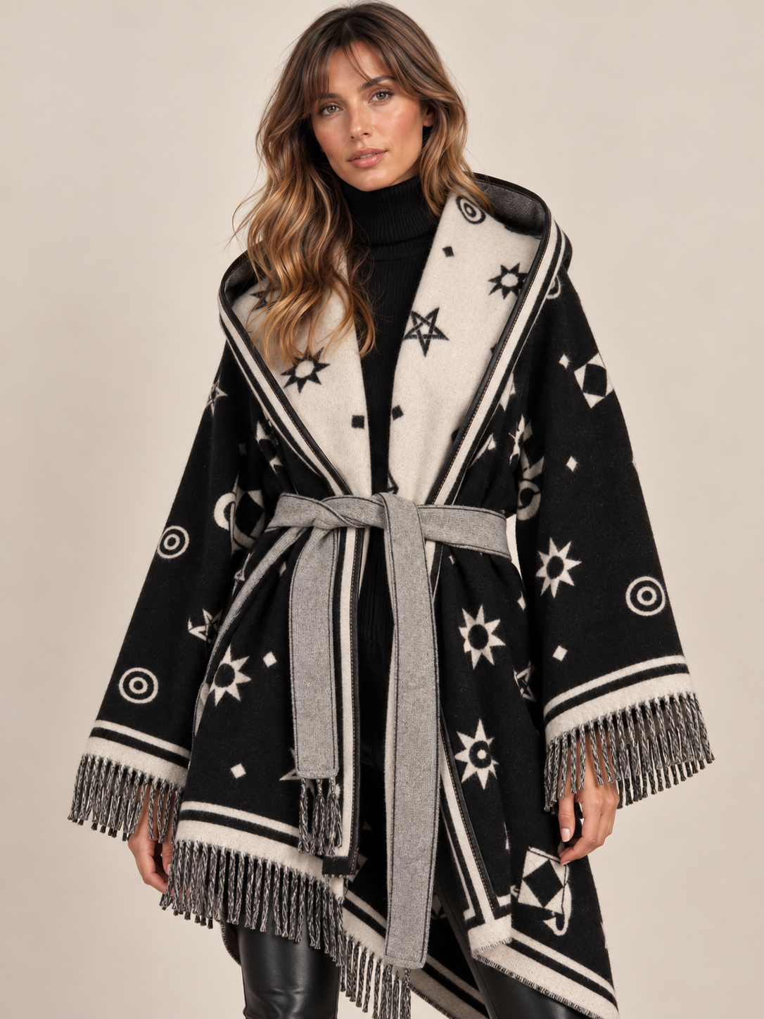 La Couverture // Statement-Poncho-Jacke „Symmetrisches Muster“ Schwarz / Creme / Seitenansicht